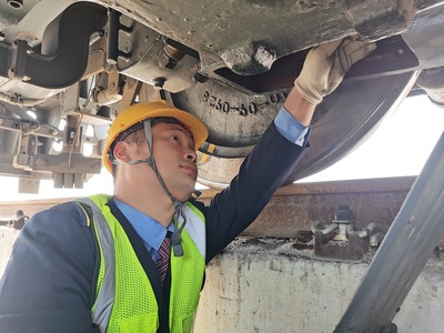 方寸斗室綻芳華 專用設(shè)備修理中的青春之歌